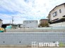 ～閑静な住宅街の立地～
・周辺は閑静な住宅街となっておりますので、静かな暮らしをご実現いただけます。
・前面道路の交通量も多くないので、小さなお子様がいるご家庭でもご安心ですね。
