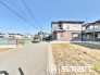 2号地 ～十分な広さのある前面道路～
・前面道路は約５ｍございますので、お車でのすれ違いも楽々で余計なストレスがかかりません。
・日々お車での移動が多い方には大切なポイントですね。

