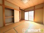 ～「和みの部屋」和室をご用意～
・ゴロンと寝転がったり、お子様のいるご家庭ではお子様を寝かしつけたり、などご活用いただける和室をご用意。
・やはり畳の香りは心が落ち着きますね。

