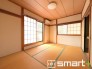 ～２面採光の明るいお部屋～
・和室は２面採光とする事で穏やかな陽の入る明るい空間となっております。
・くつろぎのプライベート時間を明るい空間で穏やかにお過ごしいただけます。
