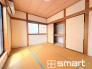～２面採光の明るいお部屋～
・和室は２面採光とする事で穏やかな陽の入る明るい空間となっております。
・くつろぎのプライベート時間を明るい空間で穏やかにお過ごしいただけます。
