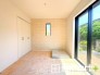 ～使い勝手の良い「和洋室」～
・畳敷きに建具は洋風、というハイブリッド型の「和洋室」。和室と洋室の良い所を組み合わせたお部屋です。
・やはり畳の香りは心が落ち着きますね。
