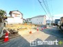 ～閑静な住宅街の立地～
・周辺は閑静な住宅街となっておりますので、静かな暮らしをご実現いただけます。
・前面道路の交通量も多くないので、小さなお子様がいるご家庭でもご安心ですね。
