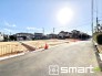 ～十分な広さのある前面道路～
・前面道路は約5.2ｍございますので、お車でのすれ違いも楽々で余計なストレスがかかりません。
・日々お車での移動が多い方には大切なポイントですね。
