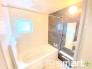 ～浴室乾燥機付きの浴室～
・浴室には乾燥機が付いているので雨の日でも洗濯物を干すことが可能です。
・水はけの良い床材など機能面も充実。マイクロバルなどオプションもご相談くださいませ。
