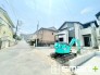 ～閑静な住宅街の立地～
・周辺は閑静な住宅街となっておりますので、静かな暮らしをご実現いただけます。
・前面道路の交通量も多くないので、小さなお子様がいるご家庭でもご安心ですね。(1号棟)
