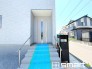 ～お住まいの顔「玄関」～
・玄関ドアの上にはもちろん軒がございますので、雨の日でも濡れずに鍵の開閉が可能です。
・鍵は防犯性に優れたディンプルキーを採用。(1号棟)
