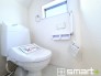 ～やはり便利なタンク式トイレ～
・最近はタンクレストイレもございますが、タンク式の場合は停電時もお水を流すことが可能。
・故障時なども比較的費用が安くなるなど、メリットが多くなります。(1号棟)
