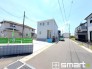 ～開放感ある角地のお住まい～
・２方向が空く事で開放感のある角地に位置しております。
・窮屈な感じが無く、ゆったりと暮らせるこの魅力をぜひ現地でご体感くださいませ。(1号棟)
