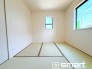 ～使い勝手の良い「和洋室」～
・畳敷きに建具は洋風、というハイブリッド型の「和洋室」。和室と洋室の良い所を組み合わせたお部屋です。
・やはり畳の香りは心が落ち着きますね。(1号棟)
