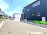 ～十分な広さのある前面道路～
・前面道路は約６ｍございますので、お車でのすれ違いも楽々で余計なストレスがかかりません。
・日々お車での移動が多い方には大切なポイントですね。
