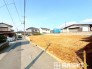 ～ご家族を守る「耐震等級３」～
・住宅性能評価において「耐震等級３」を取得。地震に強い家であることが証明されております。
・倒壊の恐れが低くなりますので、地震保険が半額になるメリットも。
（2号棟未完成外観）