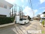 ～十分な広さのある前面道路～
・前面道路は約６ｍございますので、お車でのすれ違いも楽々で余計なストレスがかかりません。
・日々お車での移動が多い方には大切なポイントですね。
