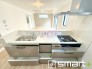 ～人気のカウンターキッチン～
・キッチンには余計な柱が無いので、リビングが見渡せ開放感のある造りとなっております。
・蛇口には浄水器が内蔵されるなど機能面でも優れたキッチンです。
