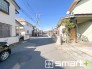 ～閑静な住宅街の立地～
・周辺は閑静な住宅街となっておりますので、静かな暮らしをご実現いただけます。
・前面道路の交通量も多くないので、小さなお子様がいるご家庭でもご安心ですね。
