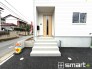 ～お住まいの顔「玄関」～
・玄関ドアの上にはもちろん軒がございますので、雨の日でも濡れずに鍵の開閉が可能です。
・鍵は防犯性に優れたディンプルキーを採用。

