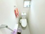 ～やはり便利なタンク式トイレ～
・最近はタンクレストイレもございますが、タンク式の場合は停電時もお水を流すことが可能。
・故障時なども比較的費用が安くなるなど、メリットが多くなります。
