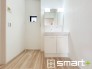 ～シャワー付き洗面台を採用～
・洗面台の蛇口がホースで伸びシャワーとしてご利用可能。
・朝の寝ぐせ直しなどにシャワーを使いたい時、洗面台の掃除をする際にも便利にお使いいただけますよ。
