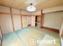 ～収納豊富な洋室～
・各居室に備え付けの収納をご用意。タンスなどを置く場合と比べ出っ張らないので部屋の中を有効のご活用いただけます。
・収納の広さなどぜひ現地でご確認くださいませ。
