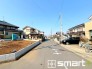 ～十分な広さのある前面道路～
・前面道路は約６ｍございますので、お車でのすれ違いも楽々で余計なストレスがかかりません。
・日々お車での移動が多い方には大切なポイントですね。
