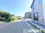 ～閑静な住宅街の立地～
・周辺は閑静な住宅街となっておりますので、静かな暮らしをご実現いただけます。
・前面道路の交通量も多くないので、小さなお子様がいるご家庭でもご安心ですね。
