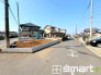 ～閑静な住宅街の立地～
・周辺は閑静な住宅街となっておりますので、静かな暮らしをご実現いただけます。
・前面道路の交通量も多くないので、小さなお子様がいるご家庭でもご安心ですね。
