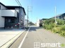 ～十分な広さのある前面道路～
・前面道路は約６ｍございますので、お車でのすれ違いも楽々で余計なストレスがかかりません。
・日々お車での移動が多い方には大切なポイントですね。

