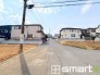 ～閑静な住宅街の立地～
・周辺は閑静な住宅街となっておりますので、静かな暮らしをご実現いただけます。
・前面道路の交通量も多くないので、小さなお子様がいるご家庭でもご安心ですね。
