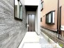 ～お住まいの顔「玄関」～
・玄関ドアの上にはもちろん軒がございますので、雨の日でも濡れずに鍵の開閉が可能です。
・鍵は防犯性に優れたディンプルキーを採用。
