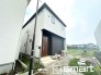 ～閑静な住宅街の立地～
・周辺は閑静な住宅街となっておりますので、静かな暮らしをご実現いただけます。
・前面道路の交通量も多くないので、小さなお子様がいるご家庭でもご安心ですね。(1号棟)
