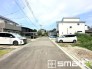 ～閑静な住宅街の立地～
・周辺は閑静な住宅街となっておりますので、静かな暮らしをご実現いただけます。
・前面道路の交通量も多くないので、小さなお子様がいるご家庭でもご安心ですね。
