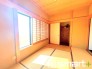 ～「和みの部屋」和室をご用意～
・ゴロンと寝転がったり、お子様のいるご家庭ではお子様を寝かしつけたり、などご活用いただける和室をご用意。
・やはり畳の香りは心が落ち着きますね。

