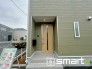 ～お住まいの顔「玄関」～
・玄関ドアの上にはもちろん軒がございますので、雨の日でも濡れずに鍵の開閉が可能です。
・鍵は防犯性に優れたディンプルキーを採用。(５号棟)
