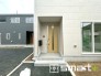 ～お住まいの顔「玄関」～
・玄関ドアの上にはもちろん軒がございますので、雨の日でも濡れずに鍵の開閉が可能です。
・鍵は防犯性に優れたディンプルキーを採用。
