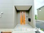 ～お住まいの顔「玄関」～
・玄関ドアの上にはもちろん軒がございますので、雨の日でも濡れずに鍵の開閉が可能です。
・鍵は防犯性に優れたディンプルキーを採用。
