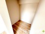 ～憧れのウォークインクローゼット～
・居室にウォークインを設ける事で季節ものや趣味の用具などもスッキリと収納可能です。
・ぜひ現地でその便利さをご体感くださいませ。
