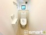 ～小窓付きの明るいトイレ～
・使用後や掃除の際には新鮮な空気を取り込み換気ができます。
・背面のスペースにちょっとした棚を設置すれば、トイレットペーパーのストックなども置けますね。