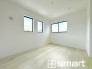 ～２面採光の明るいお部屋～
・洋室は２面採光とする事で穏やかな陽の入る明るい空間となっております。
・くつろぎのプライベート時間を明るい空間で穏やかにお過ごしいただけます。
