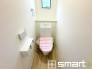 ～小窓付きの明るいトイレ～
・使用後や掃除の際には新鮮な空気を取り込み換気ができます。
・背面のスペースにちょっとした棚を設置すれば、トイレットペーパーのストックなども置けますね。
