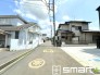 ～閑静な住宅街の立地～
・周辺は閑静な住宅街となっておりますので、静かな暮らしをご実現いただけます。
・前面道路の交通量も多くないので、小さなお子様がいるご家庭でもご安心ですね。
