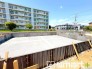 ～ベタ基礎でしっかりとした土台～
・コンクリートの中に鉄筋を配し強度を高めた「ベタ基礎」を採用。
・しっかりとした土台を造ったうえで、その上に建物が築造されていきます。
