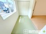 ～使い勝手の良い「和洋室」～
・畳敷きに建具は洋風、というハイブリッド型の「和洋室」。和室と洋室の良い所を組み合わせたお部屋です。
・やはり畳の香りは心が落ち着きますね。


