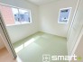 ～使い勝手の良い「和洋室」～
・畳敷きに建具は洋風、というハイブリッド型の「和洋室」。和室と洋室の良い所を組み合わせたお部屋です。
・やはり畳の香りは心が落ち着きますね。
