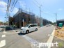 ～閑静な住宅街の立地～
・周辺は閑静な住宅街となっておりますので、静かな暮らしをご実現いただけます。
・前面道路の交通量も多くないので、小さなお子様がいるご家庭でもご安心ですね。
