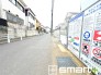 ～閑静な住宅街の立地～
・周辺は閑静な住宅街となっておりますので、静かな暮らしをご実現いただけます。
・前面道路の交通量も多くないので、小さなお子様がいるご家庭でもご安心ですね。
