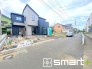 ～閑静な住宅街の立地～
・周辺は閑静な住宅街となっておりますので、静かな暮らしをご実現いただけます。
・前面道路の交通量も多くないので、小さなお子様がいるご家庭でもご安心ですね。
