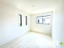 ～２面採光の明るいお部屋～
・洋室は２面採光とする事で穏やかな陽の入る明るい空間となっております。
・くつろぎのプライベート時間を明るい空間で穏やかにお過ごしいただけます。
