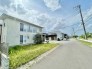 ～十分な広さのある前面道路～
・前面道路は約6ｍございますので、お車でのすれ違いも楽々で余計なストレスがかかりません。
・日々お車での移動が多い方には大切なポイントですね。
