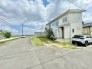 ～閑静な住宅街の立地～
・周辺は閑静な住宅街となっておりますので、静かな暮らしをご実現いただけます。
・前面道路の交通量も多くないので、小さなお子様がいるご家庭でもご安心ですね。
