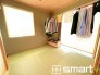 ～「和みの部屋」和室をご用意～
・ゴロンと寝転がったり、お子様のいるご家庭ではお子様を寝かしつけたり、などご活用いただける和室をご用意。
・やはり畳の香りは心が落ち着きますね。
